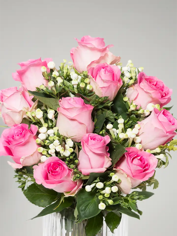 Bouquet di rose rosa e waxflower close up